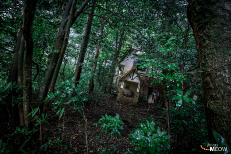 Exploring the Abandoned Royal House in Kanto, Japan - A Hauntingly Beautiful Scene.