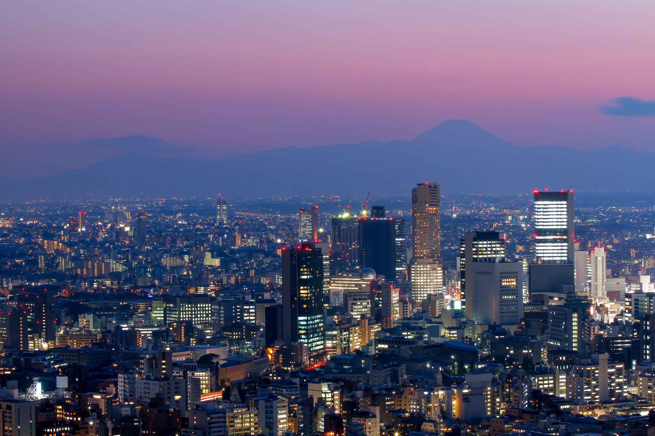 六本木から望む、富士山と東京の夕焼け