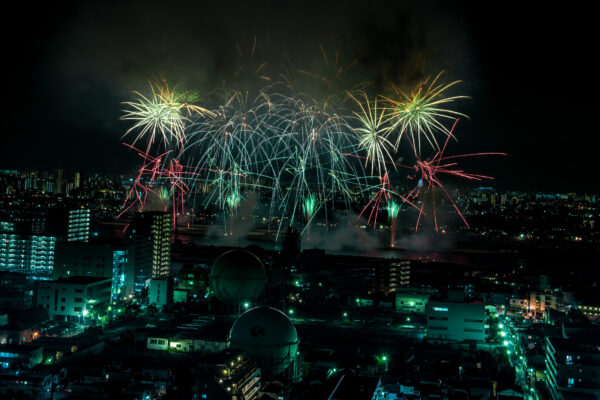 Dazzling fireworks light up city skyline in vibrant colors, creating a mesmerizing urban spectacle.