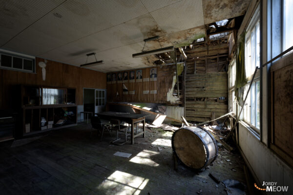 Explore haunting beauty of abandoned school in Mie, Japan: urban exploration at its best.