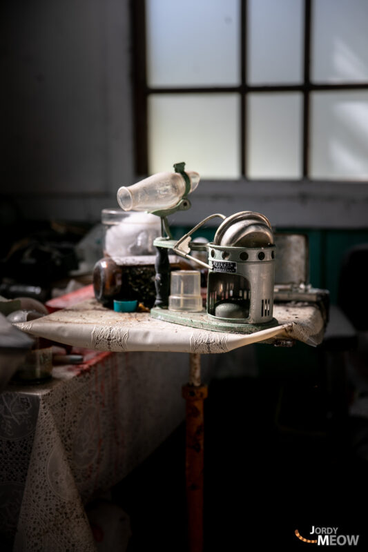 Vibrant abandoned Japanese woodland clinic, urban explorers haunt.