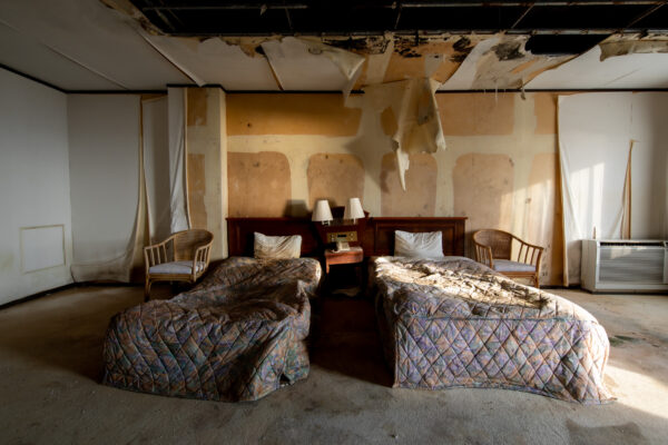 Crumbling opulence: Deserted Japanese hotel rooms haunting beauty.