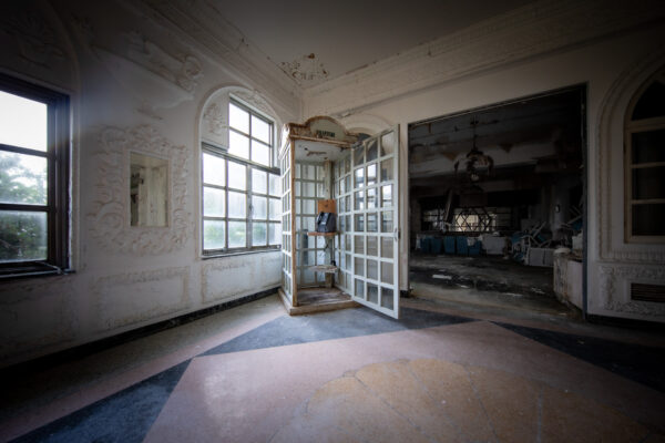 Decaying Luxury: Japans Forsaken Grand Hotel Interior