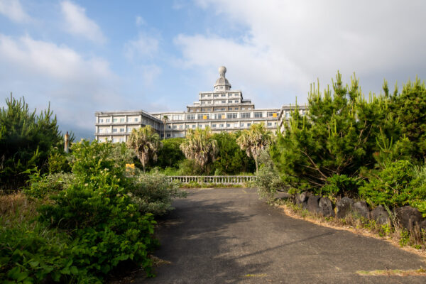 Abandoned Hachijo Royal: Japans Haunting Luxury Hotel Relic