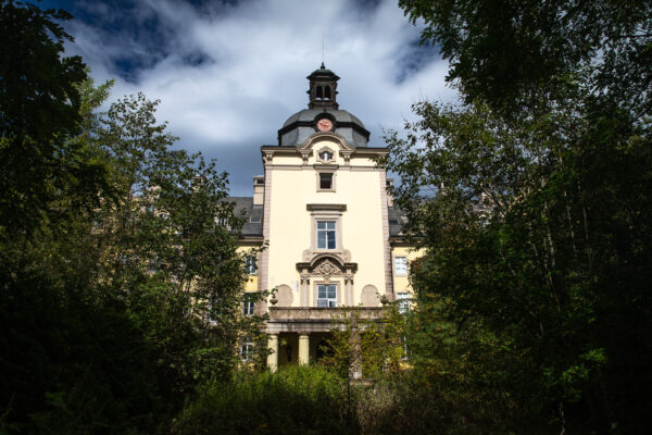 Historical Gluck Kingdom: Grand architectural marvel nestled in lush greenery.