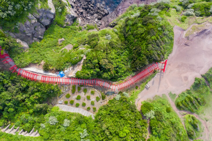 Motonosumis Striking Red Torii Gates on Winding Nature Trail | Offbeat ...