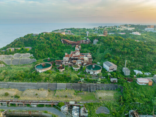 Lush Ikeshima paradise, amusement park mountainscape