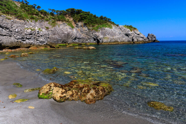 Shikinejimas Serene Coastline: Pristine Natural Beauty