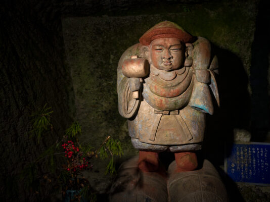 Yuma Tsugata sculpture, meditative stone figure, Hanibe Caves