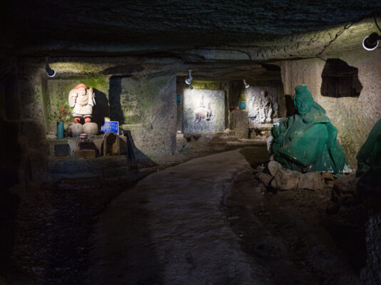 Yuma Tsugatas Underground Sculpture Studio in Hanibe Caves