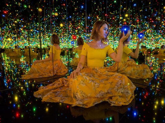 Yayoi Kusamas Captivating Light Installation Experience