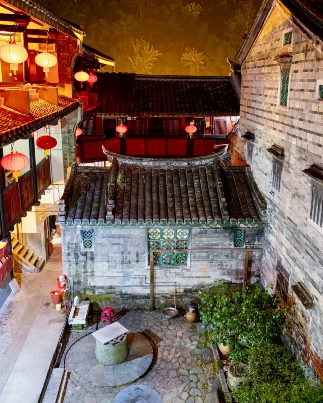 Il y aurait encore 20,000 de ces structures à Fujian. Je n’ai pas visité de tulou spécifique, mais il y en a qui sont protégés par l’UNESCO, d’autres qui sont des musées, visités par des centaines de touristes tous les jours. D’autres, mes préférés, sont sur les rotules et seuls quelques chats rouillés les visitent en couinant des articulations.

#tulou #chine #china #fujian