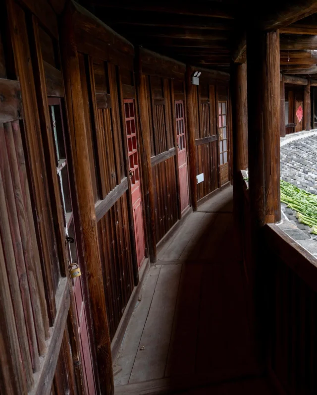 Les tulou sont des habitations traditionnelles construites principalement par les Hakka. Ce sont de grandes structures circulaires ou rectangulaires avec généralement une seule entrée. Idéal en cas d’une invasion de zombies 😳 (ou de bandits)

#tulou #chine #china #fujian