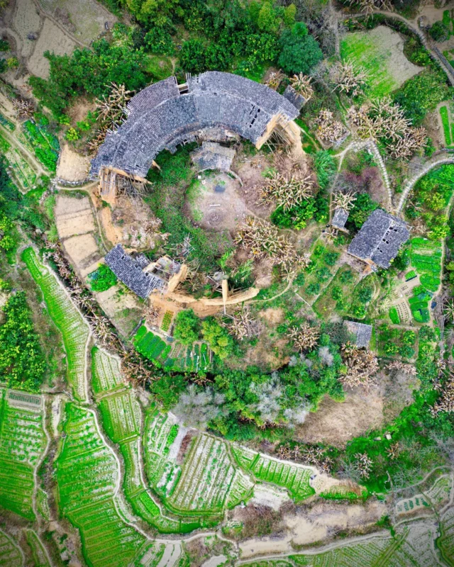 Voici un petit intermède en Chine, à Fujian 🇨🇳 Ça va, vous allez pas pleurer que seulement le Japon il est beau et que la Chine ça sent mauvais, hein ? 😤 Rhoooo. Allez, on me fait plaisir et on apprécie le voyage !

#fujian #tulou #china #chine