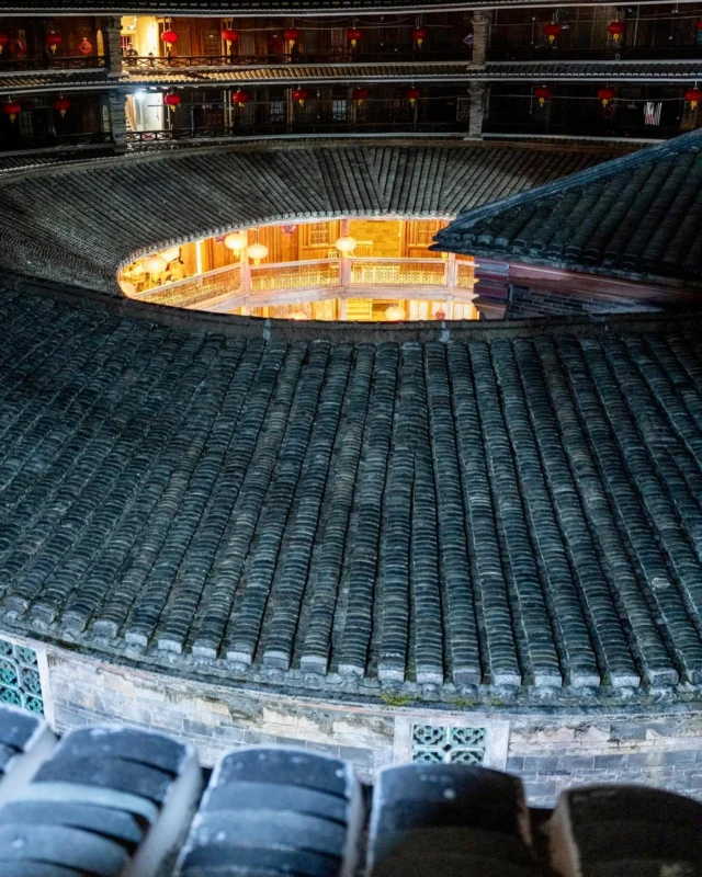 J’espère vous donner envie de visiter des tulou et d’aller en Chine, right meow ! 🤪 Et saviez-vous qu’il n’y a aucunement besoin d’un visa pour s’y rendre en ce moment ? Alors qu’est-ce tu attends ? Oui, je te tutoies ! Allez, zou, tes fesses dans China Airlines ✈️🇨🇳🧘 Merci à Xi Jinping pour son support, c’est grâce à des bons gars comme ça que je peux continuer à prendre des photos et à vous influencer.