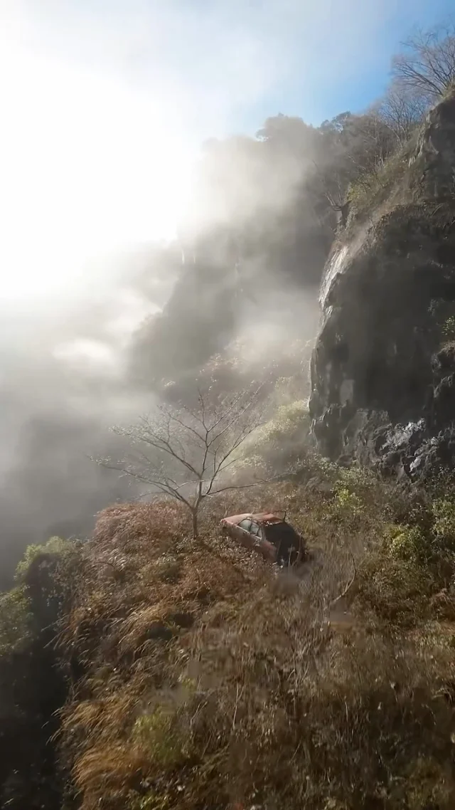 Un autre spot iconique au Japon, la falaise à la voiture rouge échouée 🚗 Le lieu de mes premiers vols en drone FPV, de sacrés souvenirs !

Shooté par @jordymeow
Monté par @cameraman_tokyo