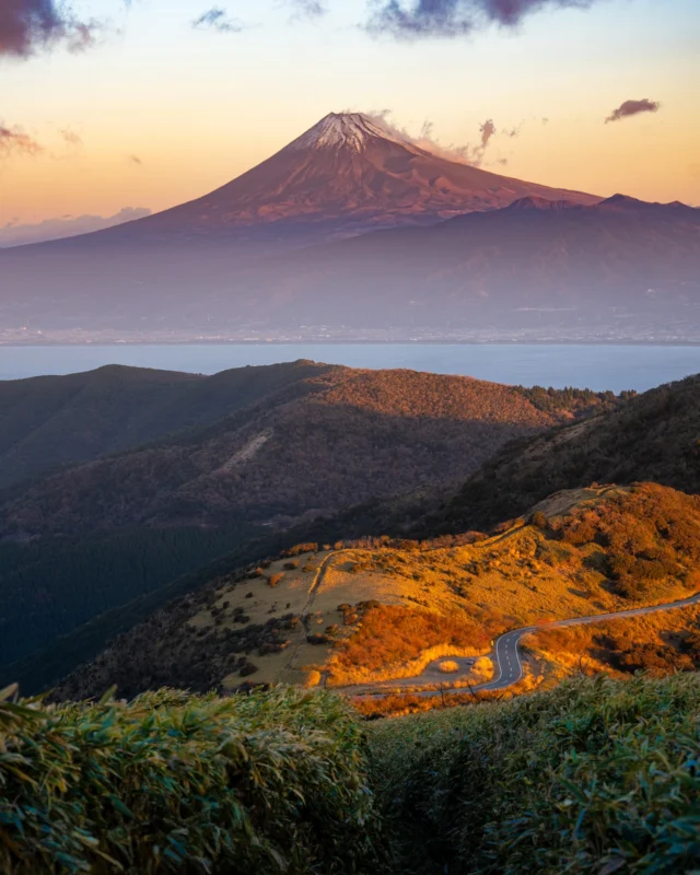 La fin de l’automne s’annonce doucement, toujours très peu de neige sur le Mont Fuji ! Mais les couleurs sont magnifiques, ça valait le coup de se lever 🥲😍☀️