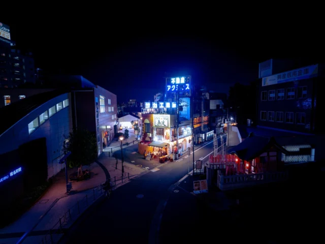 A captivating night scene in Japan where ancient traditions meet modern city lights. This balance of the old and new is what makes urban life here so unique and beautiful. 静かな夜、日本の都市で古と現代の光が交わる情景。この古と新の調和が、ここ日本の都市の魅力を引き立てます。 #UrbanJapaneseNights #TraditionMeetsModern #NeonAndLanterns #TokyoVibes #CulturalContrast #OffbeatJapan #Japan