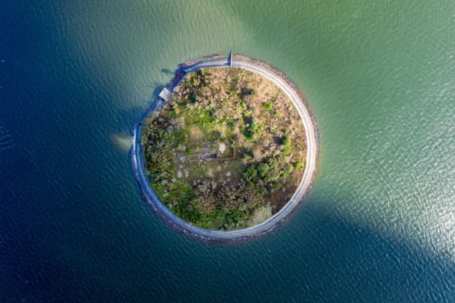 Emerald circle, Teal whispers 'round stories told— History afloat. エメラルドの輪、 話を語る青の囁き、 歴史が浮かぶ。 #offbeatjapan #japan #mysticalisland #naturelovers #hiddenjapan #historicaltreasures #uniquepaths