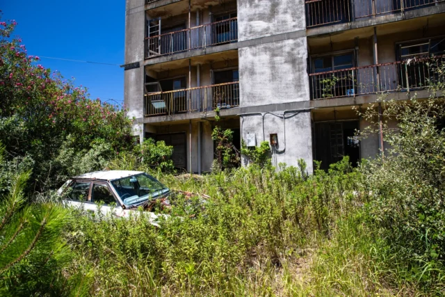 Concrete dreams decay, Green vines cradle forgotten, Nature whispers here.  コンクリートの夢崩れ行く、 緑の蔦が抱く、 自然が囁く。  #haikyo #urbexjapan #japanphotography #naturevsman #forgottenplaces #offbeatjapan #japan