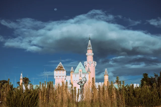 Pink spires touch blue, Golden whispers in wild dance— Moonlit dreams unfold.ピンクの尖塔 黄金のささやき— 月夜に夢広がる#offbeatjapan #japan #castle #fairytalecastle #surreal #culturalblend #dreamscape #moonsky