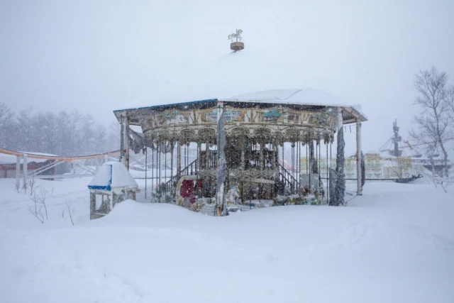 Pastel horse stands still, 
In a swirl of gentle snow— 
Winter's lullaby. 

馬がじっと、 
淡い雪の渦に— 
冬の子守唄。 

#offbeatjapan #winterwonderland #japan #carousel #japanesewinter #snow #serenebeauty #japantravel