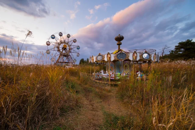 Golden grasses sway, Ferris wheel rusts under sky— Blue, pink whispers past.---金色の草が揺れる、 錆びた観覧車の下で— 青とピンクの囁きが通り過ぎる。---#offbeatjapan #japan #haikyo #abandonedplaces #amusementpark #ferriswheel #nostalgia #urbanexploration