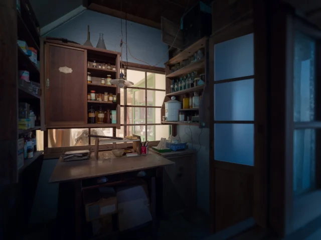 Sunlight whispers through, blue hues dance on wooden beams— echoes of old hands.光がしのび寄り、 青い色が木の梁に踊る— 古き手の響き。#offbeatjapan #hiddenhistory #vintagejapan #explorethepast #japan #ancientcrafts #forgottenplaces #quietmoments