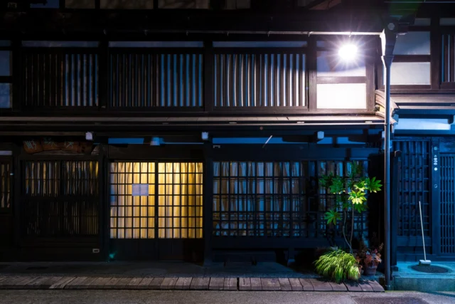 Warm light through paper, In night’s cool blue, whispers old Tales of welcome glow. 温かな光が紙越しに、夜の涼しい青の中で、古い歓迎の物語を囁く。#omotenashi #traditionallight #serenenight #oldjapan #offbeatjapan #japan #japanesearchitecture #historiccharm