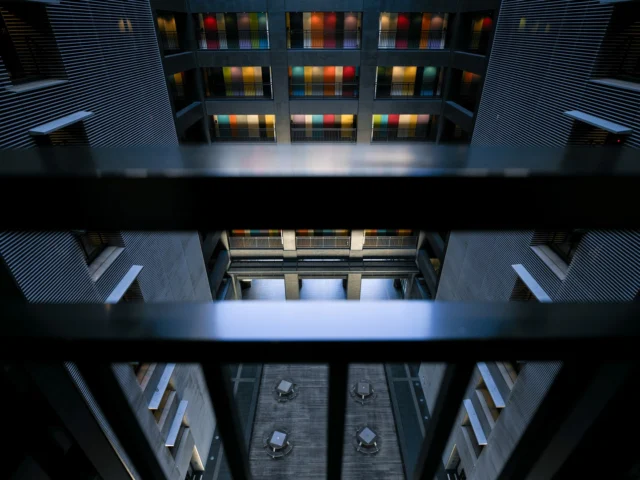 Geometric blues, Windows whisper tales untold, Colors break the gray.幾何学の青、 窓は語らぬ物語をささやく、 色が灰を裂く。#urbanarchitecture #geometricdesign #coolcolors #modernjapaneseart #architecturelovers #offbeatjapan #japan