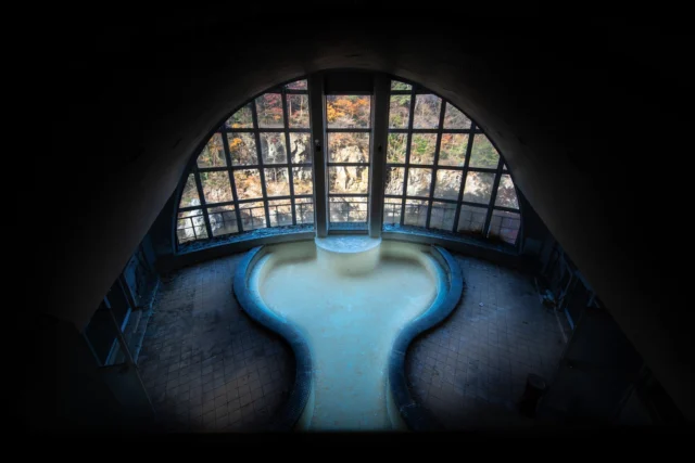 Cool blue pool of dreams Framed by fiery autumn hues, Silent whispers merge. 静かな青い夢のプール 燃える秋色に縁取られ、 静かなささやきが交わる。 #offbeatjapan #japan #haiku #abandonedbeauty #autumnvibes #hiddenarchitectures #naturecontrast