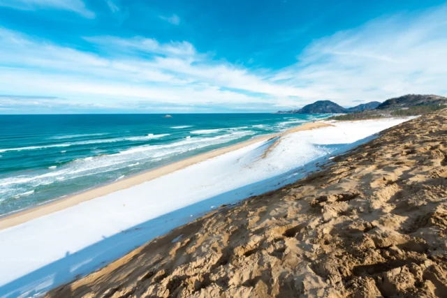 Turquoise whispers, Snow embraces sandy shore — Winter's canvas speaks.ターコイズの囁き、 雪が砂浜を包む — 冬のキャンバスが語る。#tottorisanddunes #winterbeach #uniquescenes #japaneselandscape #offbeatjapan #japan #travelphotography #serenitynow