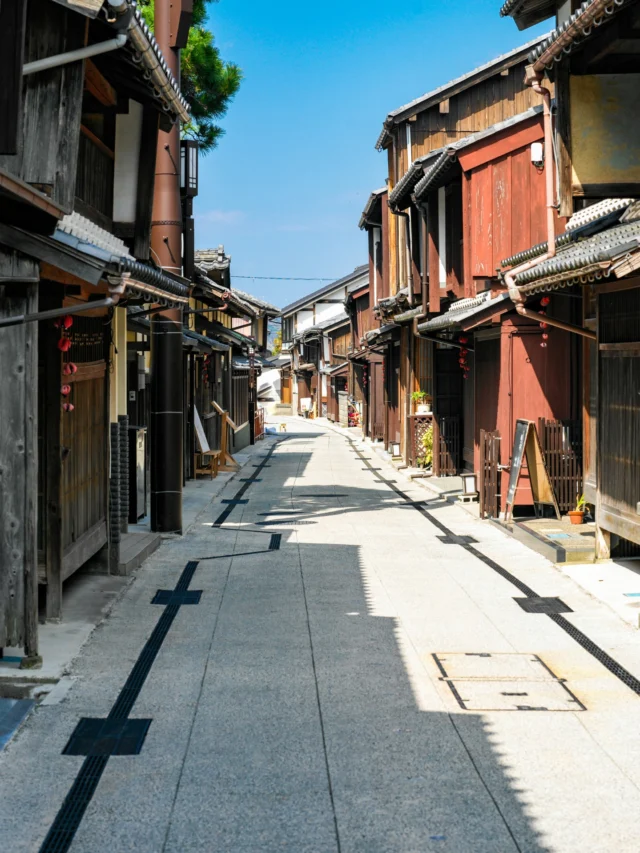 Warm wood touches sky, Lanterns whisper tales of old; Time stands still, we stroll. 時が止まり、 古の話を、 灯籠囁く。#offbeatjapan #japan #kyoto #kanazawa #traditionaltouch #culturalheritage #historicdistrict