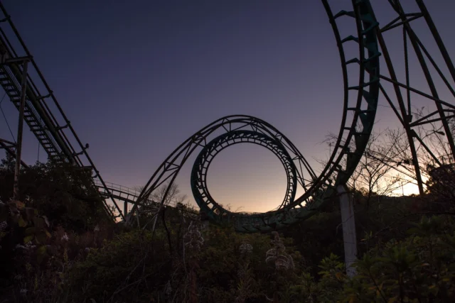 Looped silhouette stands, Twilight's hues of purple blend, Echoes softly fade. ループの影 紫の黄昏が 静かに消える #offbeatjapan #japan #abandonedplaces #rollercoaster #hauntingbeauty #duskcolors #urbanexploration #abandonedthemepark