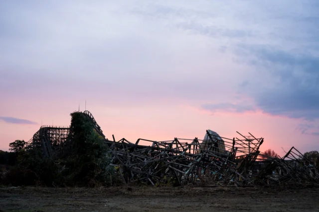 Ancient coaster sleeps, Twilight whispers pinks and blues, Nature reclaims all. 崩れたコースターが眠る、 薄桃色と青の夜明けのささやき、 自然が全てを取り戻す。 #offbeatjapan #japan #abandonedplaces #rollercoaster #twilightbeauty #nostalgia #naturestriumph #forgottenamusement