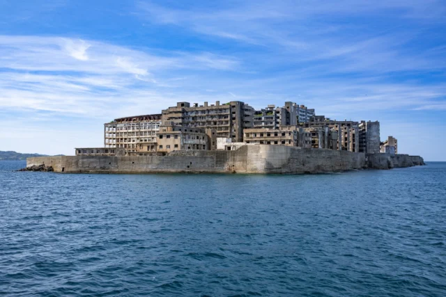 Concrete gray fortress Amidst the blue sea's embrace— Silent echoes speak. コンクリートの城 青い海の抱擁の中で— 静かな声が響く。 #Gunkanjima #HashimaIsland #BattleshipIsland #Nagasaki #Urbex #offbeatjapan #japan