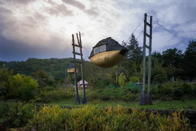 Suspended teardrop, Nature, art, and clouds unite— Harmony's embrace. 浮かぶ涙、 自然、アート、雲— 調和の抱擁。 #offbeatjapan #japan #artinnature #sculpture #rurallandscape #moodyskies #teardropshaped #uniquefinds