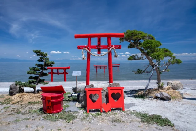 Crimson gates align, Hearts carved on love's scarlet path, Pines bend to dreams' sea. ---真紅の門 愛の道に刻み 松は夢の海へ曲がる ---#ShintoSpirit #ToriiGates #LoveInJapan #CoastalBeauty #SereneJapan #offbeatjapan #Japan