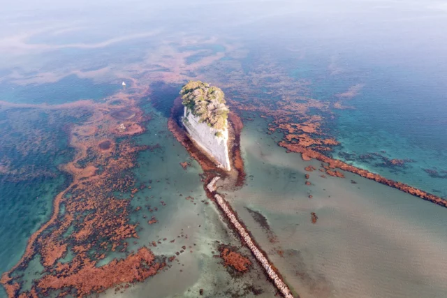 Turquoise path whispers, Emerald cliffs kiss the sky, Coral dreams ablaze. ターコイズの道が囁き、 エメラルドの崖が空に接吻する、 珊瑚の夢が燃えている。#offbeatjapan #japan #okinawabeauty #turquoisewaters #coralreef #aerialphotography #islandparadise