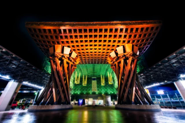 Orange drum resounds, Shadows dance on glass and wood, Old meets new at dusk. オレンジの太鼓、 ガラスと木に影が踊る、 夕暮れに古と新が出会う。 #KanazawaStation #TsuzumiMon #urbanjapan #architecturelovers #offbeatjapan #japan #modernmeetstraditional