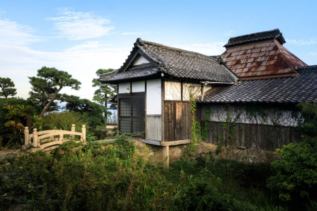Curved tiles under blue, Wood and white embrace the sky; Bridge whispers to green.---曲がる瓦 木と白、空に寄り添う 橋は緑に囁く---#offbeatjapan #japan #traditionalarchitecture #japanesegarden #natureanddesign #tranquilbeauty #serenespace